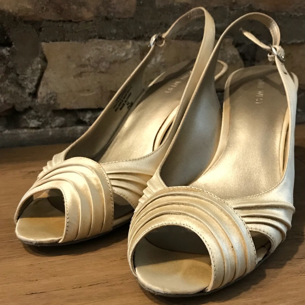 ⬇️$25 Nine West ivory satin Falcoin open toe sling